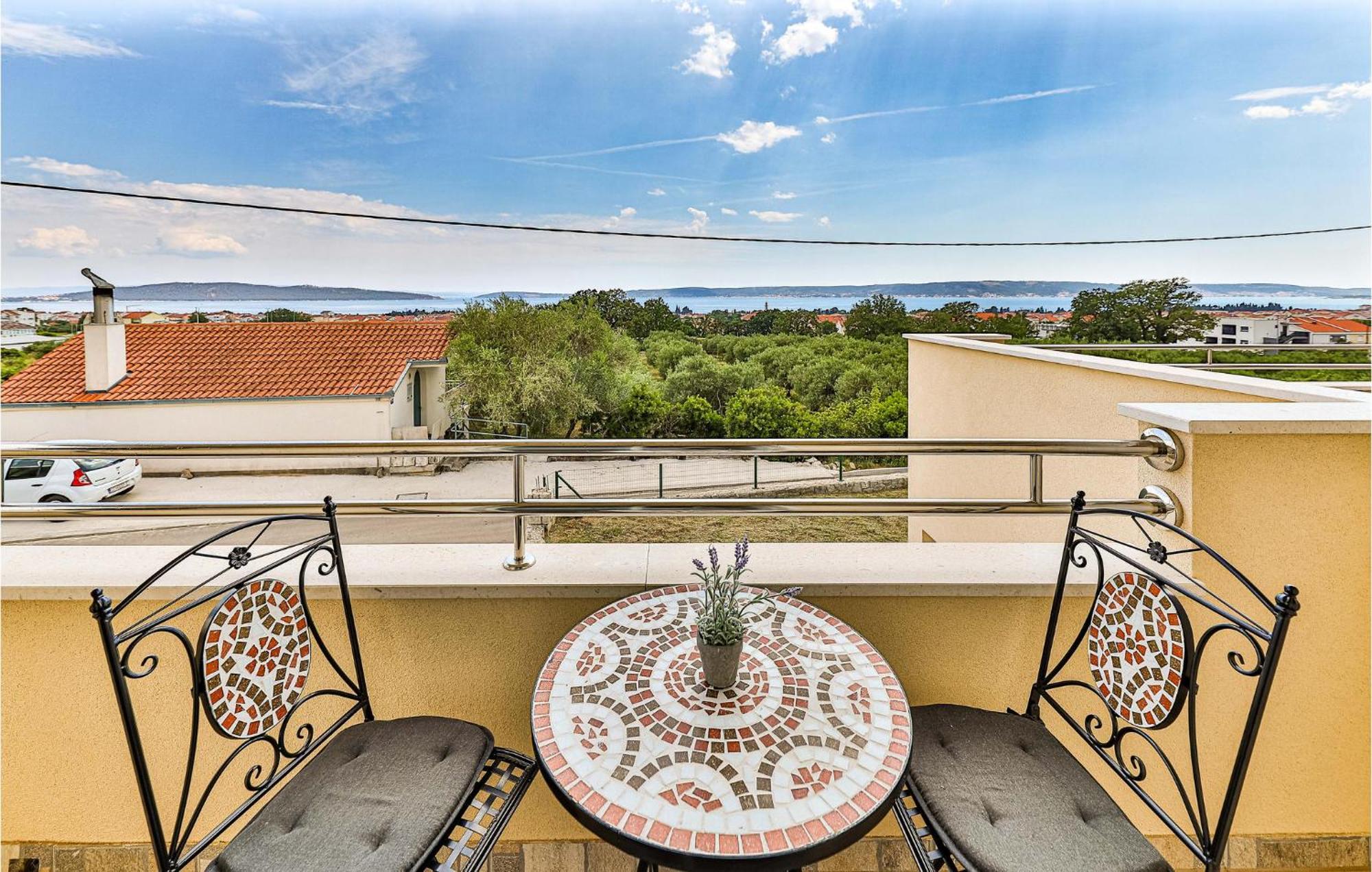 Stunning Apartment In Kastel Luksic With Wifi Kaštela Exteriér fotografie